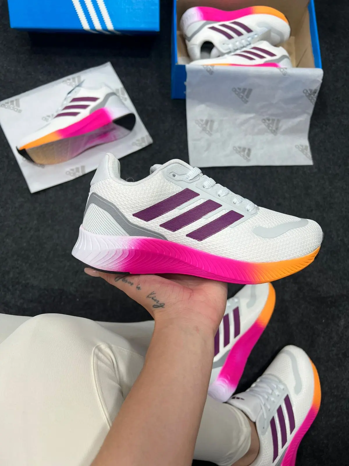 Adidas Falcon Premium Branco Rosa e Laranja — foto principal