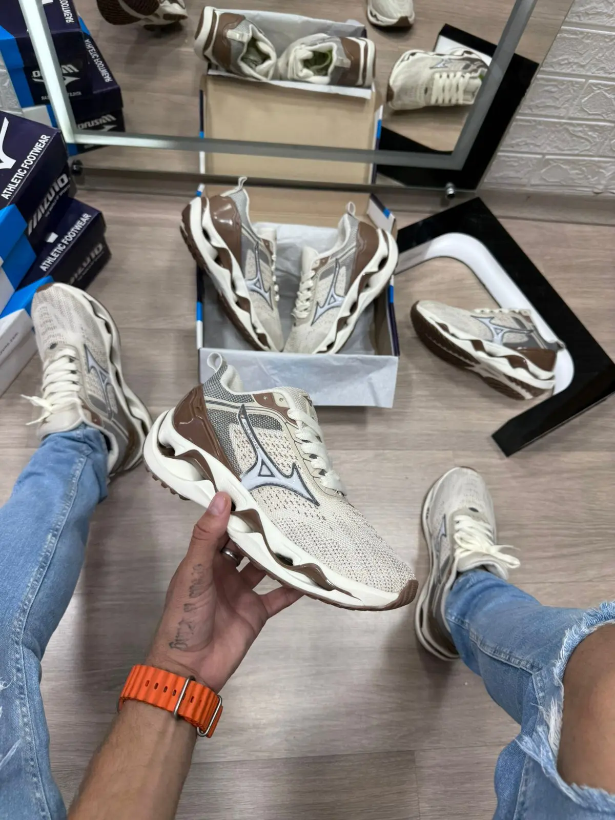 Mizuno Wave Stratos Off White e Marrom — foto principal
