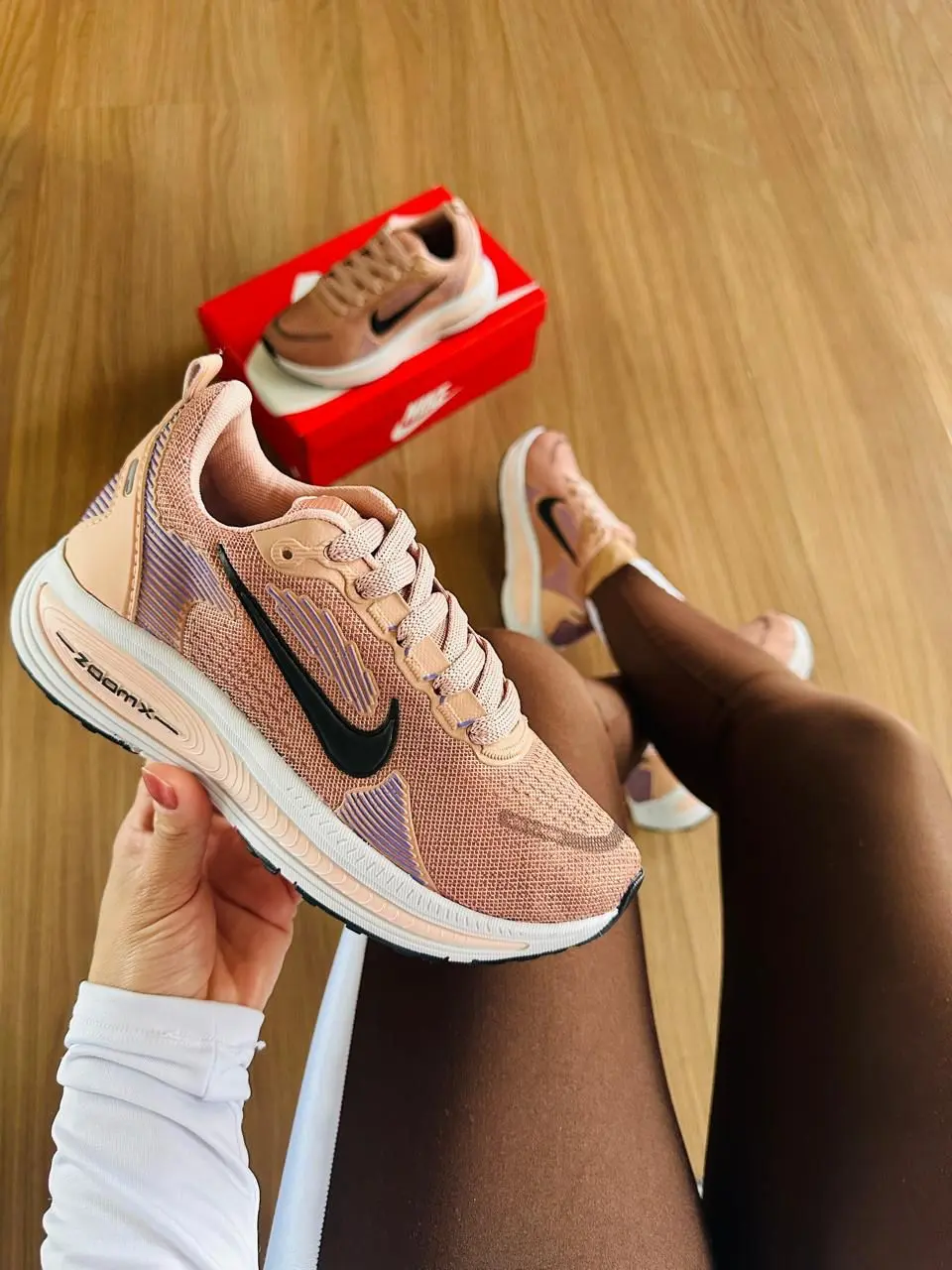 Nike Vomero 18 Nude e Preto — foto principal