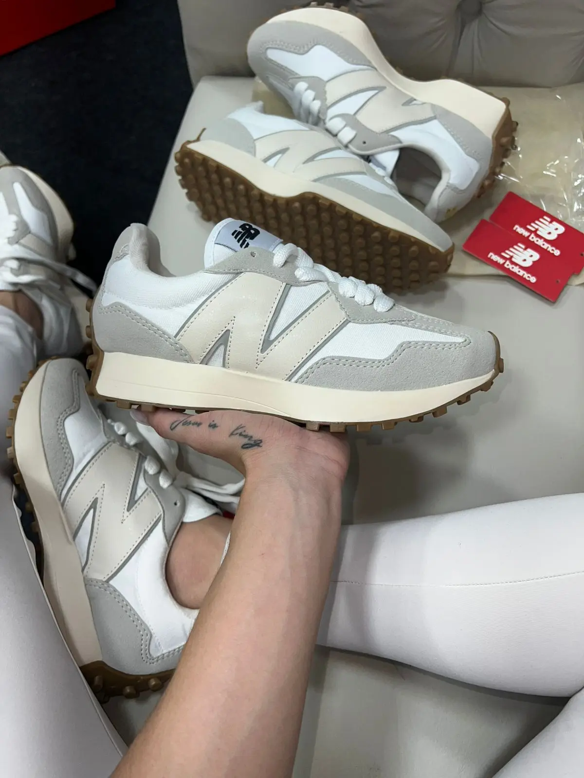 New Balance 327 Branco E Bege Feminino — foto principal