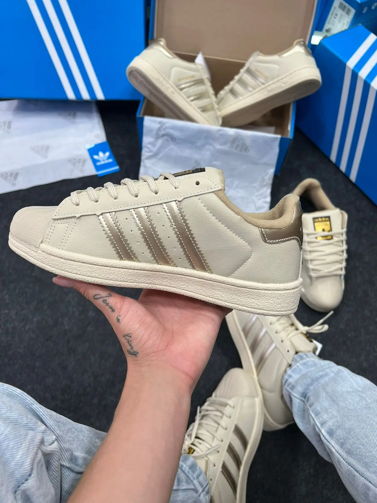 Adidas Superstar Premium Bege Dourado — foto principal