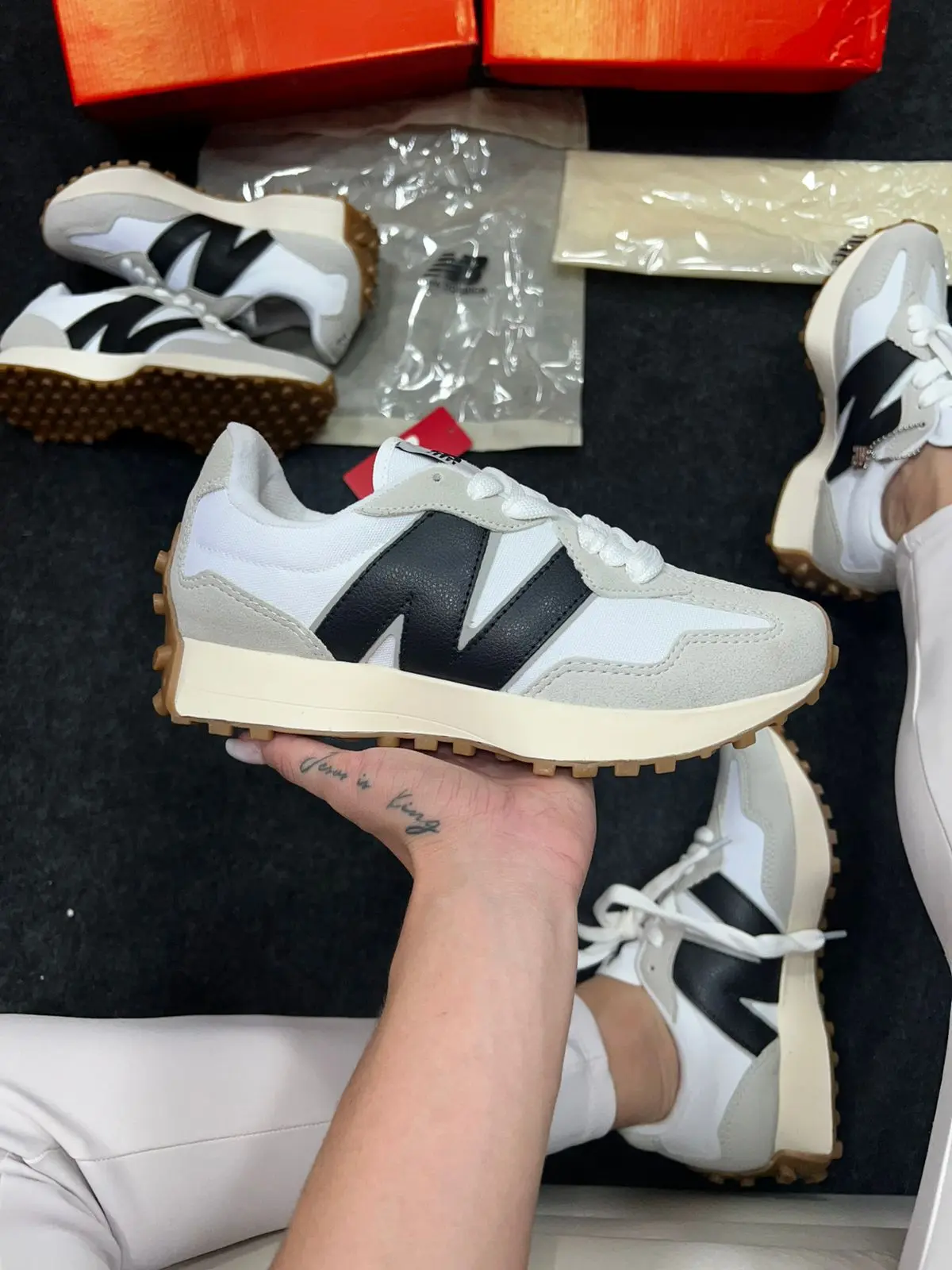 New Balance 327 Branco e Preto Feminino — foto principal