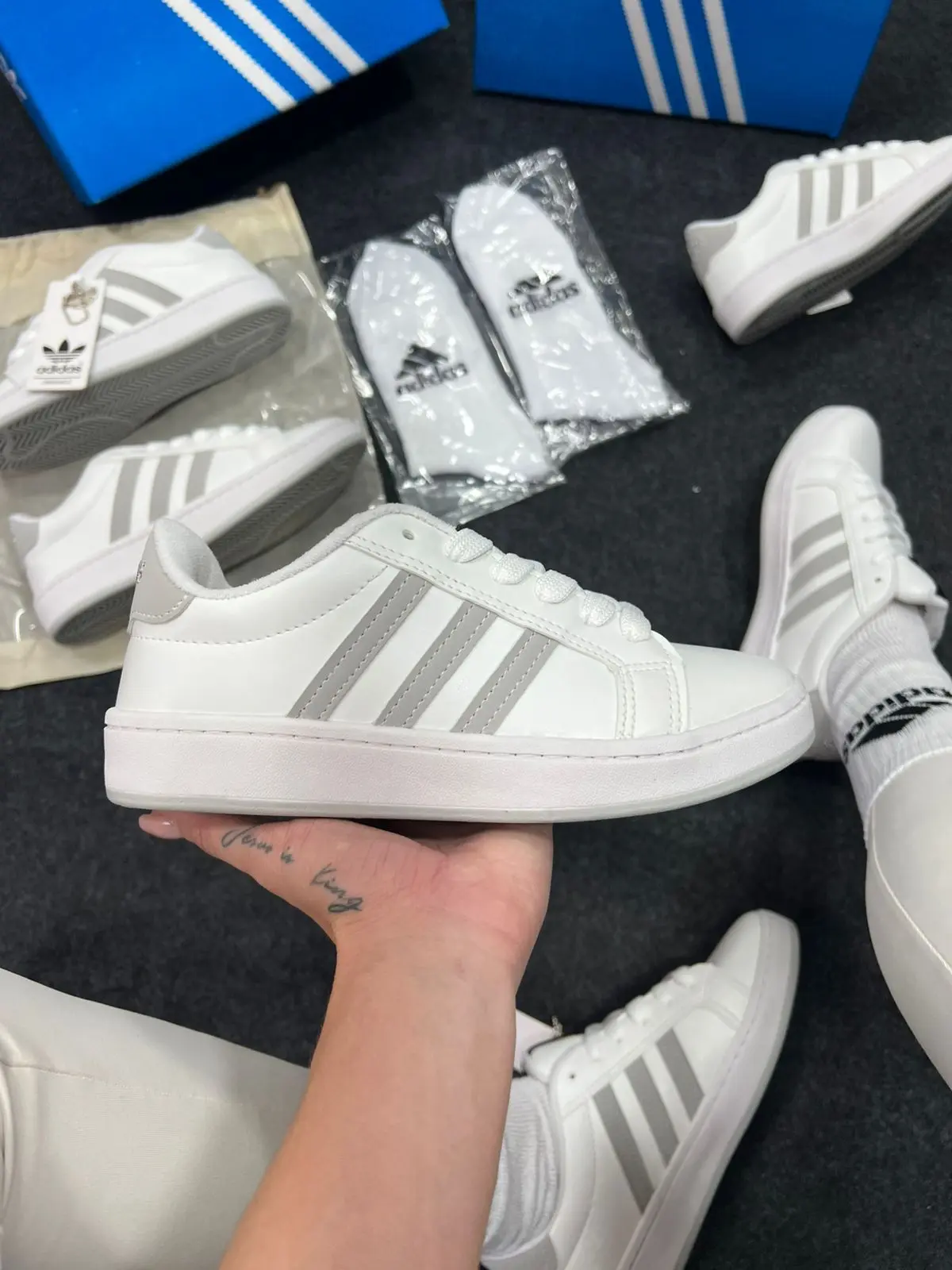 Adidas Ladies Premium Branco Cinza — foto principal
