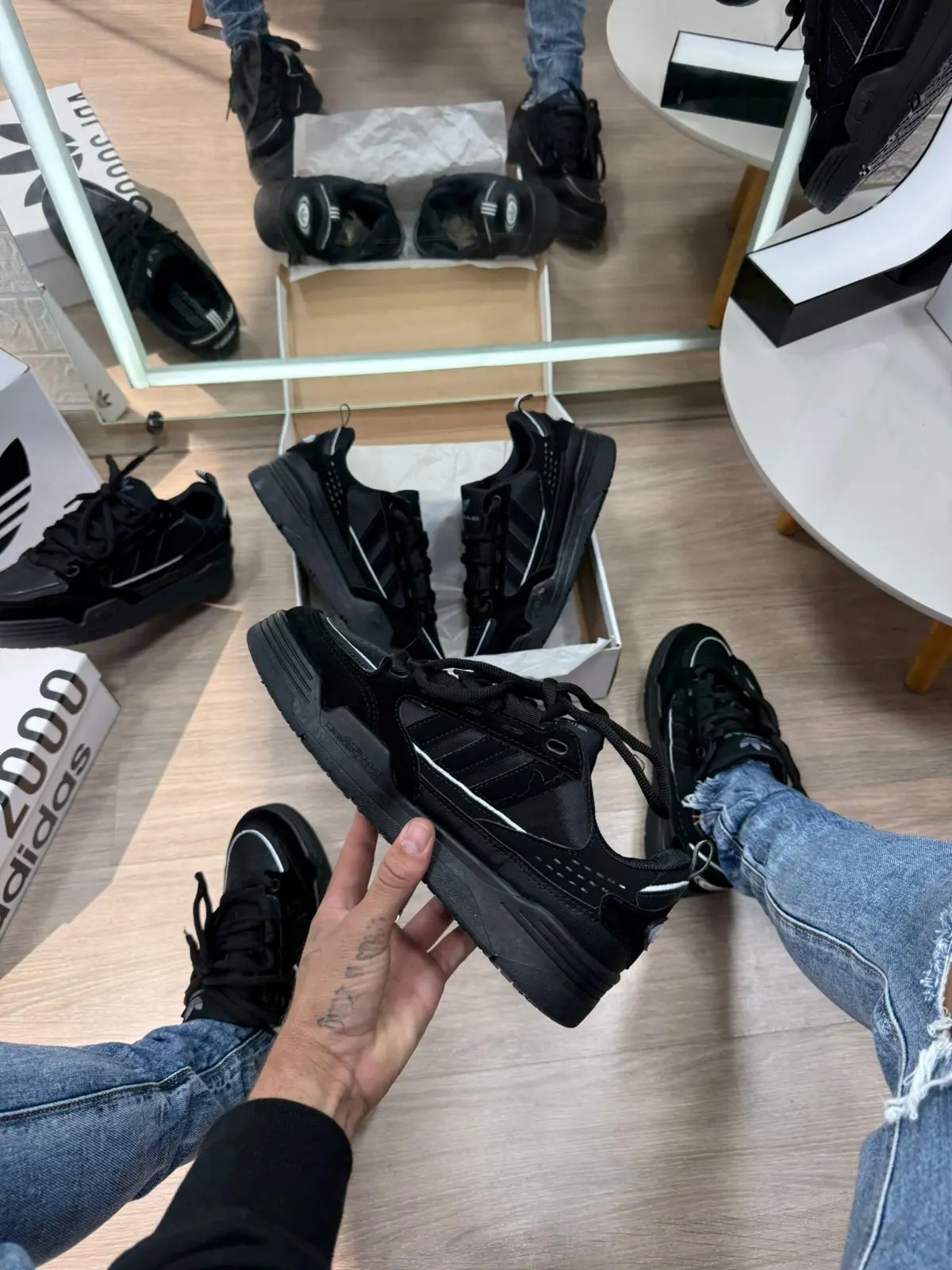 Adidas 2000 Premium Preto e Branco — foto principal