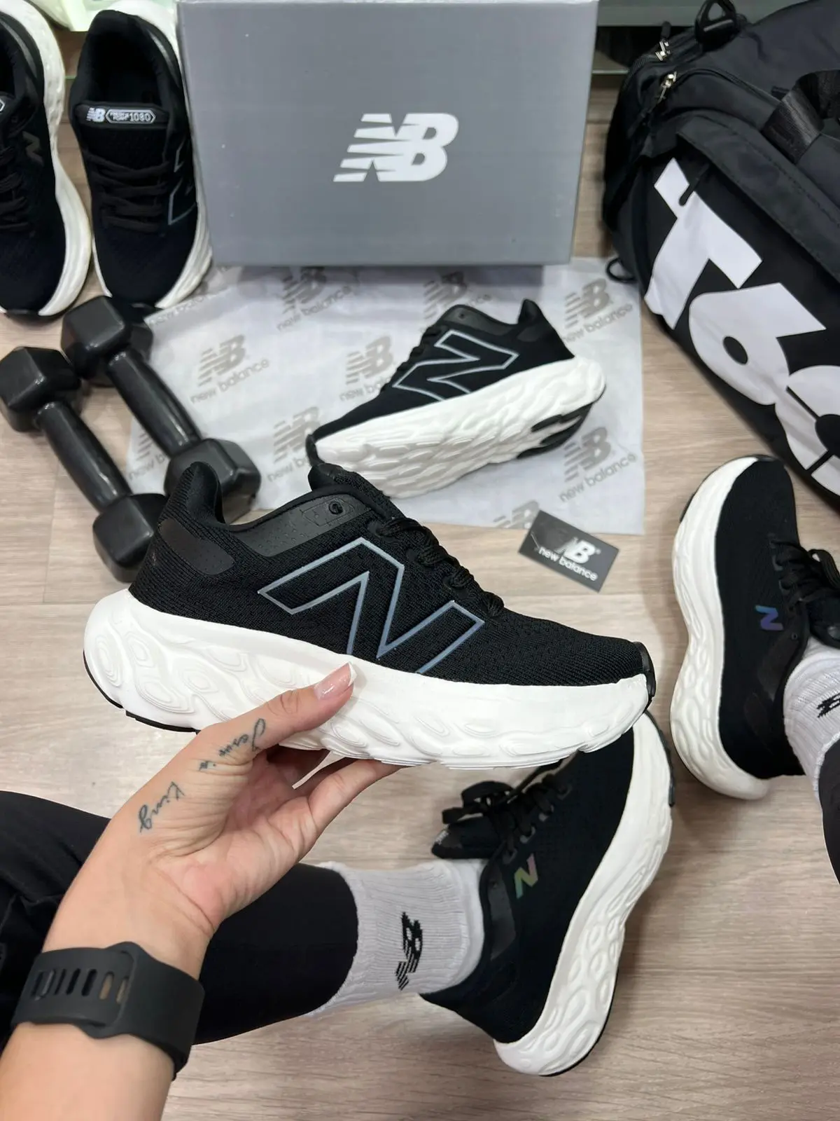 New Balance Fresh Foam 1080 Preto e Branco — foto principal