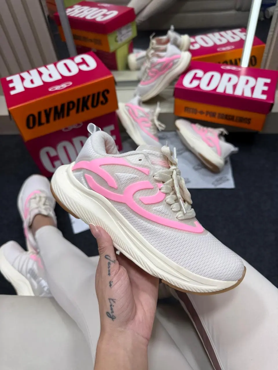 Olympikus Corre 2 Premium Off White e Rosa — foto principal